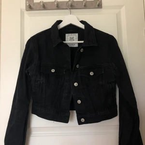 Jeansjacka pull&bear - Säljer min fina svarta jeansjacka köpt på pull&bear i Stockholm. Säljes pga den tyvärr blivit för liten. Den är lite kortare i längden och såå himla snygg med klänning eller bara en topp under. Köptes för 400 för något år sedan❤️