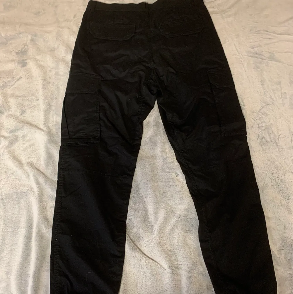 Svarta cargo pants. Har aldrig haft på mig dem original pris är 300 men säljer för 100 mindre . Jeans & Byxor.