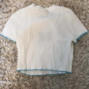 Vit tank top - Blå vit tanktop,storlek XS ,bra kvalitet,säljer den då den inte är min still (köpare står för frakt)