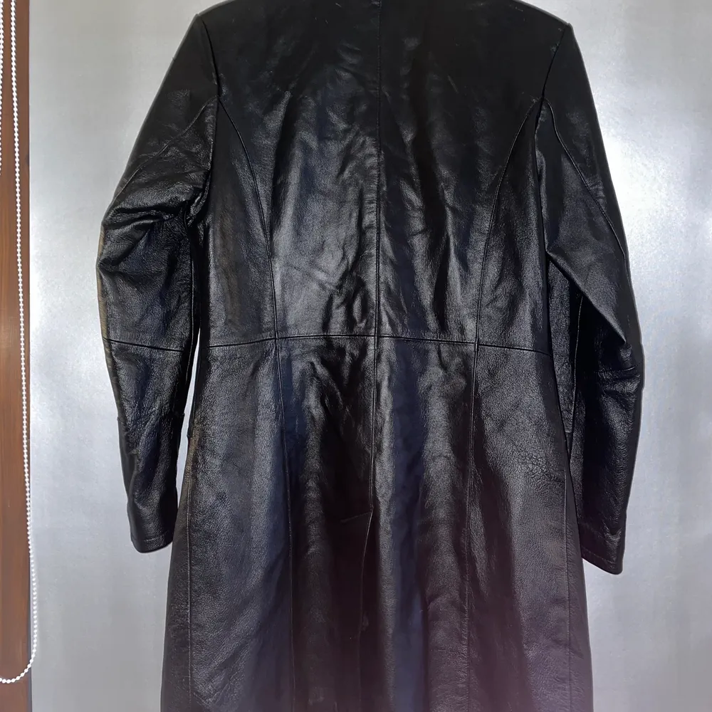 Säljer en svart skin jacka använd fåtal gånger. Skorlek 36. Den är en längre variant säljer för 200 kr + frakt 63 kr spårbar . Jackor.