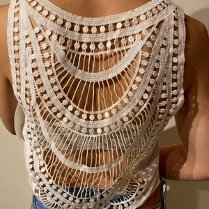 Linne h&m  - Vitt oanvänt linne med öppen & fina detaljer i ryggen. Från h&m i strl 36