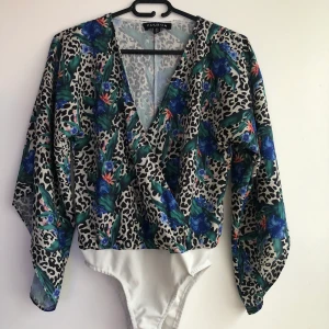 Body with large sleeves  - Body with large sleeve. I wore it a few times but the condition is very good 