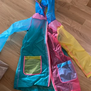 Regn jacka - En färgglad regn jacka i storlek 9-10 själv tycker jag även den passar till en 11 årig också
