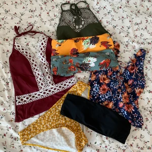 Paket m. bikini/badräkter - Paket med 2 badräkter, 4 bikiniöverdelar och en underdel. Strl m-l och olika märken