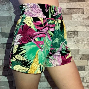 mönstrade shorts - shorts från monki med hög midja och supersnyggt tryck, aldrig använda då jag inte haft något bra att matcha med eller något bra tillfälle att ha dem, men älskar verkligen mönstret😭