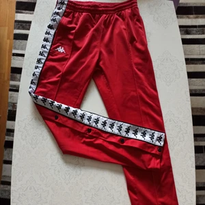 Röda kappabyxor strl S/M - Ett par röda kappabyxor i utmärkt skick, använda fåtal gånger. Byxorna är i storlek M men jag skulle säga att de passar bättre till S. Säljer pågrund av att de är för små. 