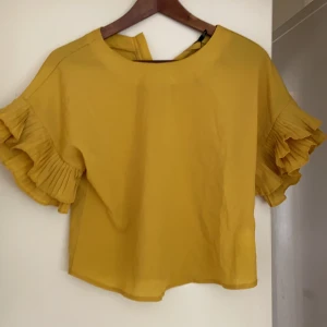 Senapsgul blus  - Senapsgul blus som aldrig är använd. 