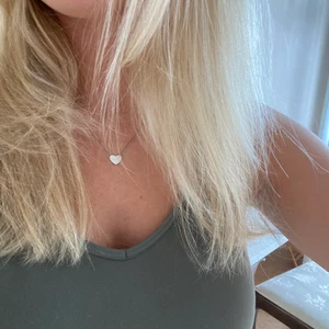 Hjärthalsband från Edblad - Ett så fint halsband från Edblad, köpt nyligen så boxen finns kvar. Säljer för 70 kr (org. pris 250). Äkta silver 💘💘💘