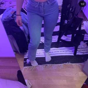 Mom jeans i storlek 34 knappt använda🥰