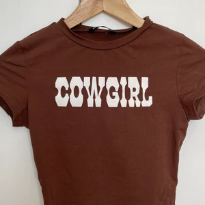 Brunt Cowgirl tröja🤎 - Ett coolt cowgirl linne som är nyskick så aldrig använd!! Stretchigt tyg. För att se baksidan bläddra till bild tre. Frakt 45kr 