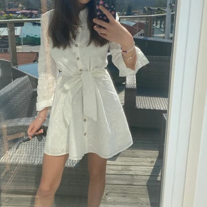 Superfin klänning  - Säljer denna superfina klänning från Zara. Skärp i midjan! 