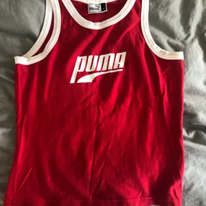 Linne - Puma linne i storlek XL men passar även M. Linnet är röt med vita detaljer.                                            Köparen står för frakten!