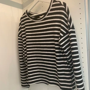 Randig tröja  - En randig tröja i storlek S🌸