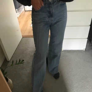 Jeans från zara - Säljer dessa snygga wide leg jeans från zara i blå färg💙så snygga!! Använda sparsamt så i mycket gott skick! Säljs pågrund av att dem inte kommer till användning eftersom jag har andra jeans jag föredrar. Lite avklippta för att passa mig i längden som är 167 cm💕