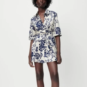 Blommig klänning från ZARA - skitsnygg klänning från zara. Tyvärr har den aldrig kommit till användning, men prislappen är kvar. Den är i storlek M. Men jag skulle säga att den är mer S/M storleken. 