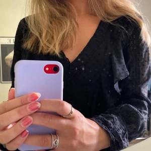 Svart blus Zara - Säljer denna sjukt fina blus från Zara med coolt mönster 💞 passar även M skulle jag säga!!