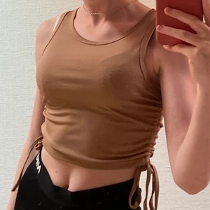 Topp - Jättefint linne eller topp med knyten på sidorna där du kan bestämma själv hur du vill ha den. Säljer då den inte kommer till användning💗