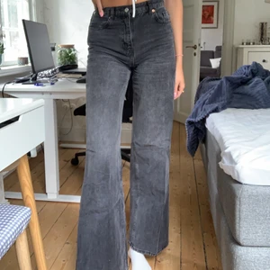 Svarta jeans från topshop  - Säljer dessa snygga jeans från topshop då jag inte får användning för dom! Byxorna är inte använda mycket och är i fint skick! Dom är i storleken W25 L34 och jag är 178 cm och de är lite korta för mig🥰 frakt ingår inte i priset