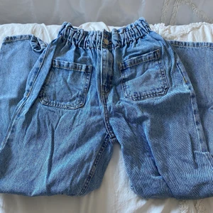 Jeans  - Jeans från zara. Modellen är kortare i längden. 