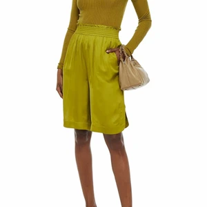 Shorts från Rodebjer - Underbara shorts från Rodebjer, modell Kali i grönt. Viscose/Rayon-mix i storlek S. Resår i midjan och vida ben för en oversize och bekväm look. Knappt använda och i mycket gott skick. Inköpta för ca 1800kr.   Frakt tillkommer på 40kr.