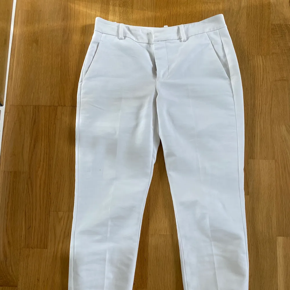 Ett par vita kostymbyxor från zara i storlek 34. De är längre bak än fram. Säljer på grund av att de är för korta för mig som är 174cm lång.. Jeans & Byxor.