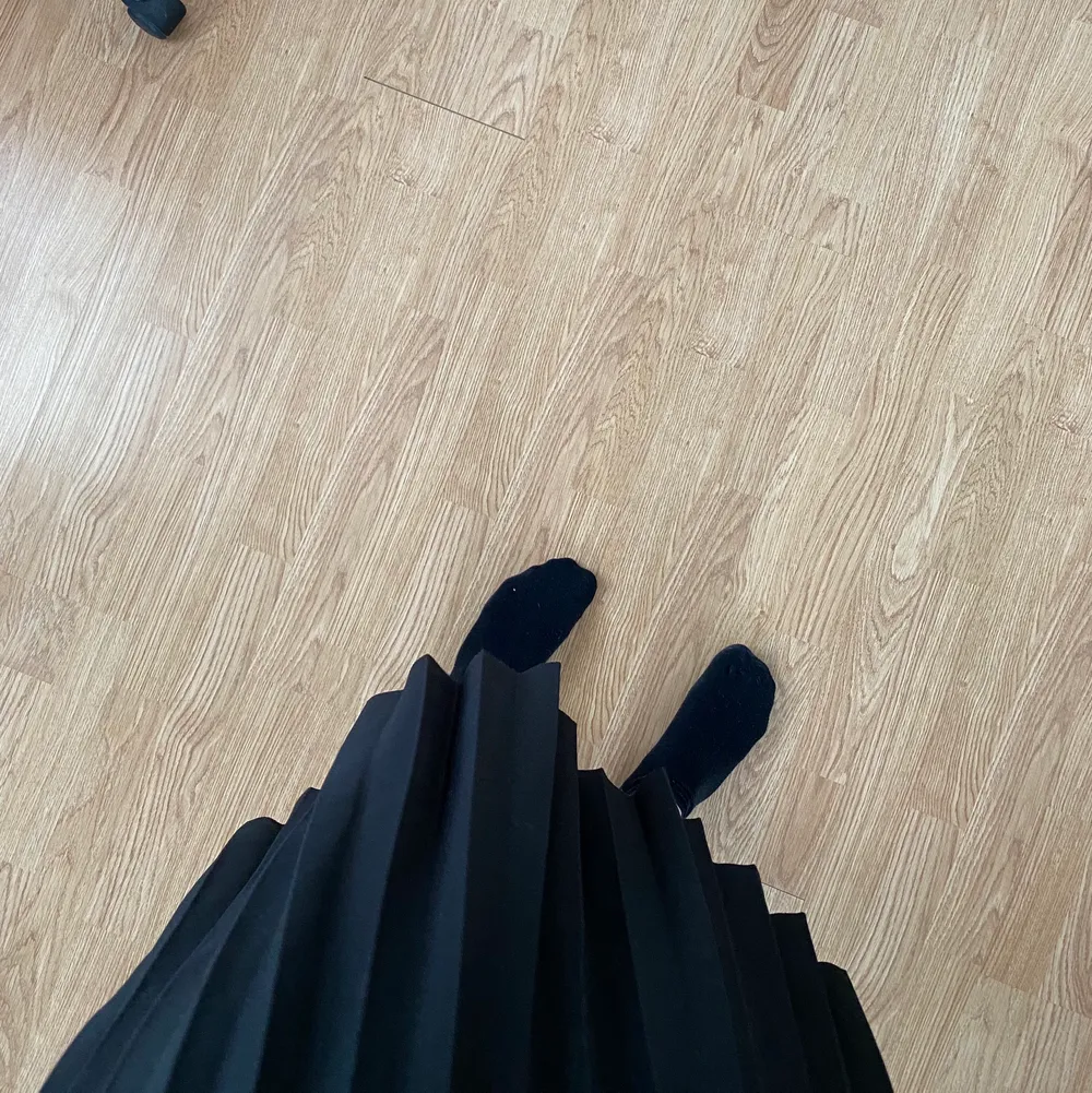 Säljer min svarta plisserad kjol som kommer inte till användning längre💜 (den är stretchig runt midjan!) . Kjolar.