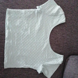 T-shirt  - Ljusgrön. Ny, aldrig använd, säljer den pga att den är urringad! 