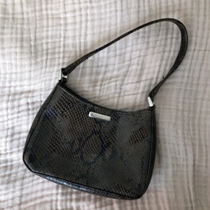 Mini väska - Säljer denna söta väska köpt vintage av märket NINE WEST (brun ormskinns imitation) 