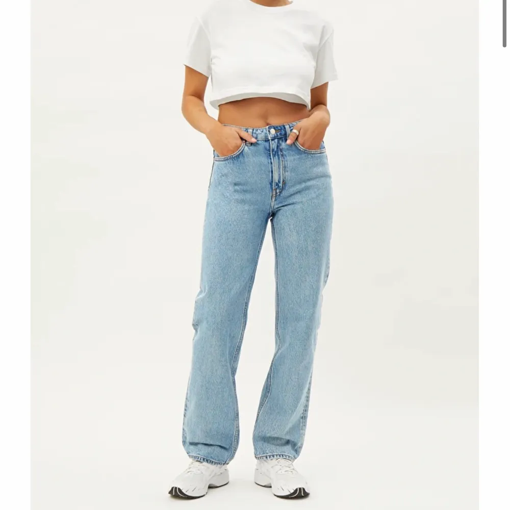 Supersnygga blåa raka jeans från weekday i modellen Voyage och storleken W 24 L 28. De är använda ett  fåtal gånger men är i ett jättebra skick.. Jeans & Byxor.