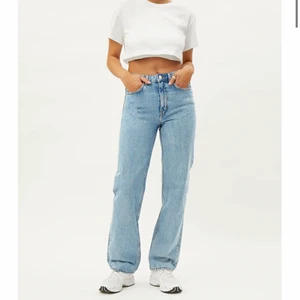 Weekday jeans W 24 L 28 - Supersnygga blåa raka jeans från weekday i modellen Voyage och storleken W 24 L 28. De är använda ett  fåtal gånger men är i ett jättebra skick.