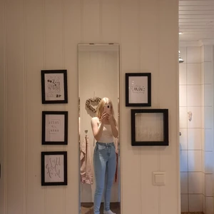 Ljusblå Mollyjeans  - Ljusblå Mollyjeans från Gina tricot i strl M. Bra skick och är lite lång på mig som är 160 cm lång. Köparen står för frakt 