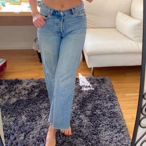Superfina croppade blå jeans från & other stories! De är raka i modellen och går ut lite längst ner, slutar lite över fotknölarna på mig som är ca 175 cm men funkar nog både på någon som är kortare och längre i och med att de ska va lite korta!