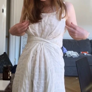 Dagmar klänning - Superfin vit klänning från House of Dagmar i något slags linne-material. Skickar direkt, 66kr frakt tillkommer📦💘