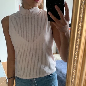 Rosa blus - Jättegullig rosa blus i storlek M, men skulle säga att den passar både xs och S! Den är lite genomskinlig vilken jag bara tycker är fint(;