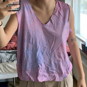 HM diy tröja - Det va en vit tröja från HM, jag klippte armarna och färgade den hihi 