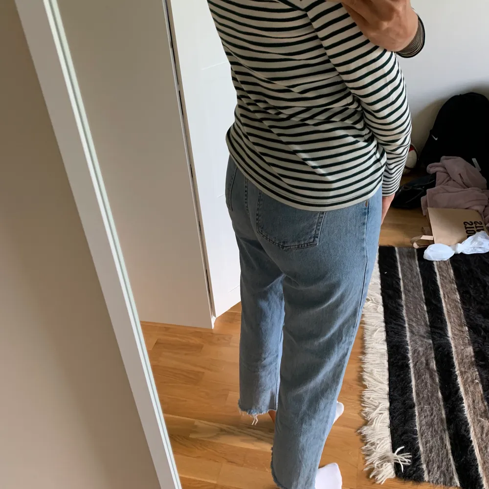 Snygga momjeans som sitter superbra över rumpan, dock alldeles för korta på mig som är 175 och med typ 87 i innerbenslängd. Från chloe BxNAKD, köpare betalar frakt. Jeans & Byxor.