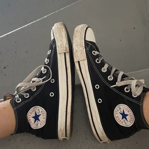Svarta converse i bra skick👣 - Ett par svarta converse, sparsamt använda & i bra skick! Strl 37,5 men stora i storleken så passar 38 & 38,5 🖤buda från 200 💕💕💕tvättar noga innan köp!!