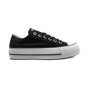 Säljer ett par helt nya, oanvända svarta låga Converse Chuck Taylor All Star Lift i storleken 36. Köpta för 970 kr, säljer för 900 kr. De är låga svarta med platå.