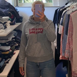 Levis hoddie  - Säljer denna levis hoddie pga att ja aldrig använder den. Den är i bra skick och väldigt fin! Säljs för 150+ frakt kom privat för andra pris förslag! 