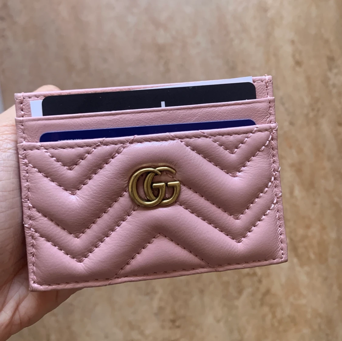 Korthållare med många fickor 