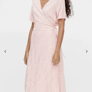 Klänning  - Helt ny, endast testad 