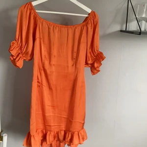 Orange klänning från NA-KD - Orange sidenklänning från NA-KD (Hoss design). Aldrig använd, tags kvar. Storlek 38