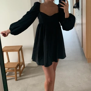 superfin klänning helt oanvänd - superfin klänning från gina tricot som är helt oanvänd ! 