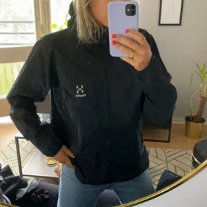 Svart regn/vindjacka från Haglöfs - Svart jacka från Haglöfs. Köptes tidigare i somras för 1500kr. Gore-tex material = helt vattentät och andas bra.