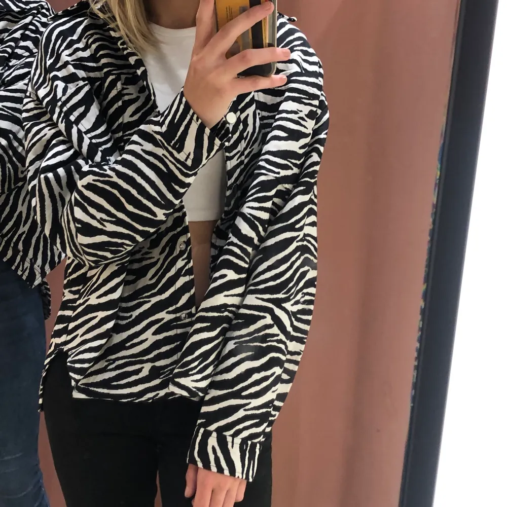 Intressekoll på min zebra jacka ifrån gina tricot som är slutsåld på hemsidan ☺️ Nypris ligger på 599kr! Den är aldrig använd och säljer den då jag känner att den inte riktigt är min stil 🥰🥰. Jackor.