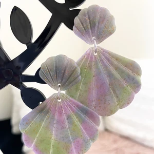 Örhängen  - Örhängen av glitter lera . Frakt 24kr Dm för mer info🥰