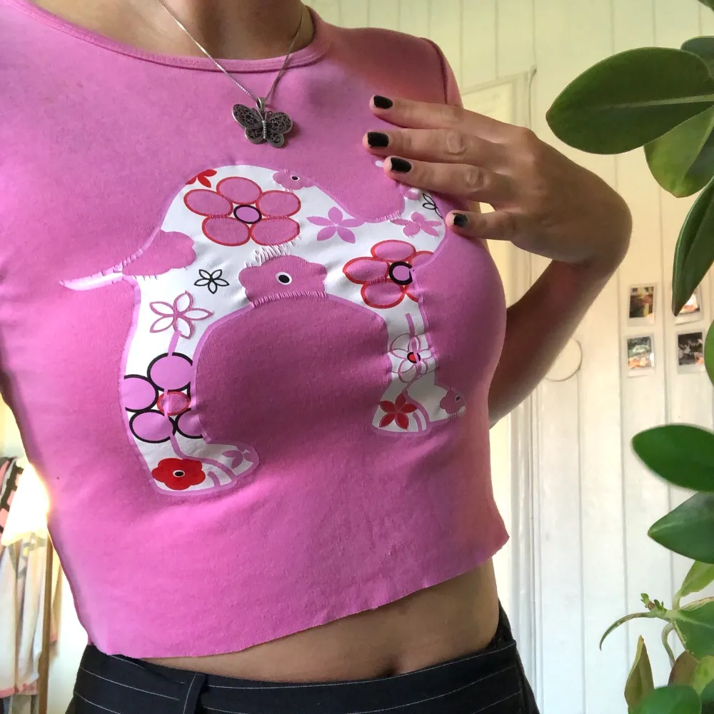 Jättegullig rosa y2k baby-tee, tajtare passform💕💕storlek saknas men skulle uppskatta att den passar XS-S!! (Frakt tillkommer). T-shirts.