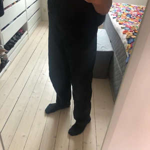 Feta svarta jeans! - Feta svarta jeans!! Riktigt feta ”blixt” mönster på dem, dem vita sträcken som ser ut som blixtar! Passar mig som är 180 perfekt! Rak passform och lite pösig passform men blir lite mindre pösiga längst nere. Inga defekter (: Möts i Malmö och tar Swish. Står ej för frakt eller postens slarv (: