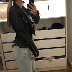 Skinnjacka  - Skinnjacka från Tessie, säljer pågrund av att den inte används🤍