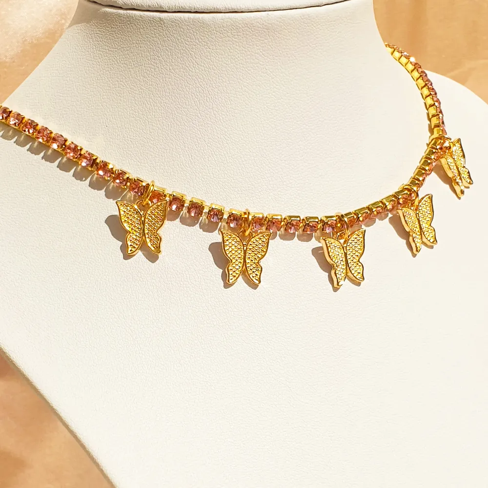 Winx butterfly choker necklace, finns i silver, guld och guld/rosa diamanter. Jätte fint halsband 😍. 60kr/st, frakt 15kr. Jag Skicka alltid bild på paketet innan jag posta. I LAGER- 6/40st KVAR. Accessoarer.